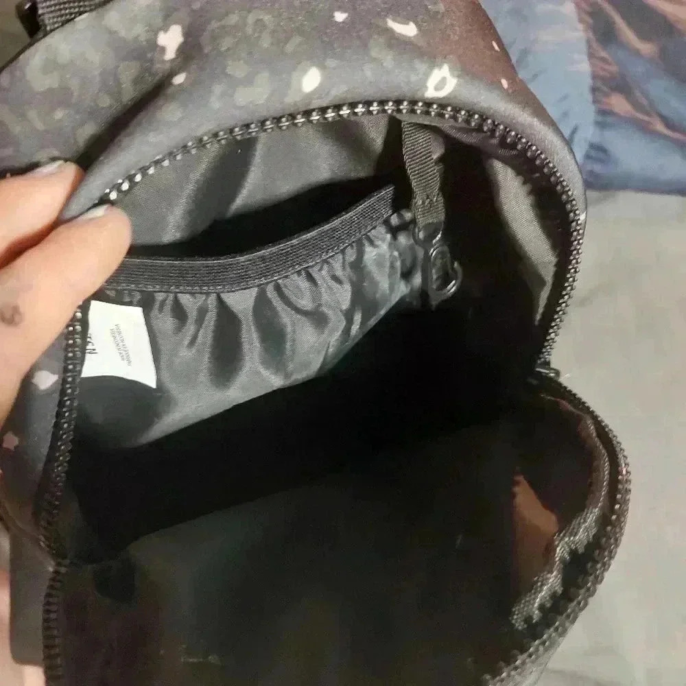 COPY - NWOT Reebok mini bag - Picture 4 of 10